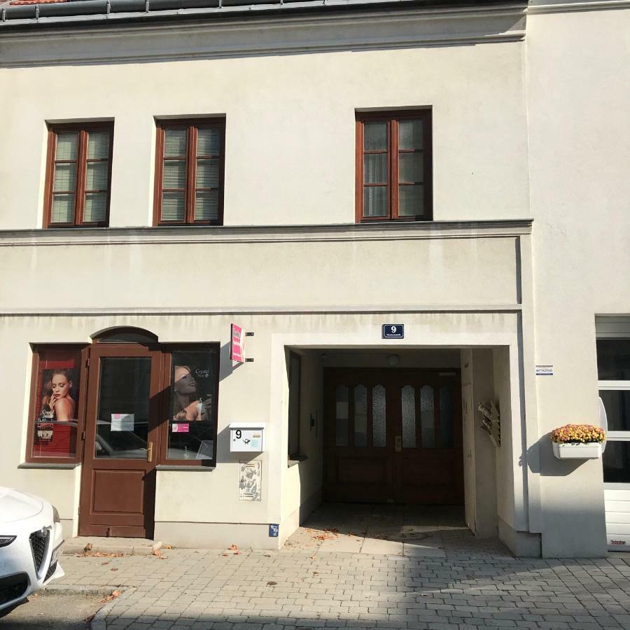 Lg Cosy Apartment Korneuburg Exterior photo